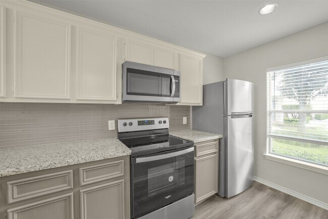 Building Photo - 750 Redwing Park Dr