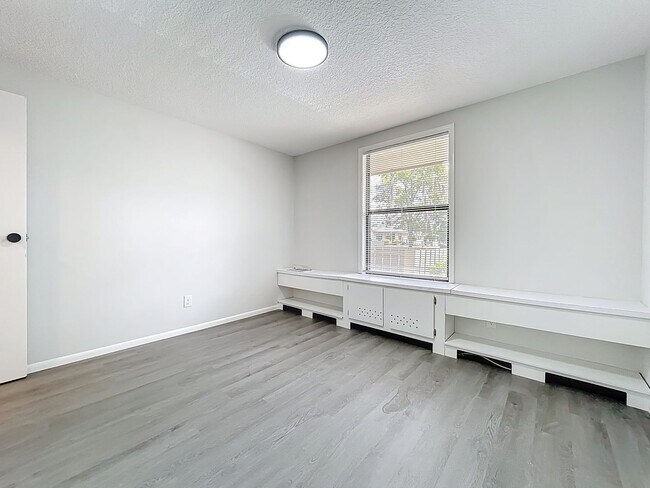 Building Photo - Renovated 2 Bedroom 1 Bathroom Apartment |...