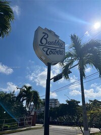 Building Photo - 1301 NE Miami Gardens Dr