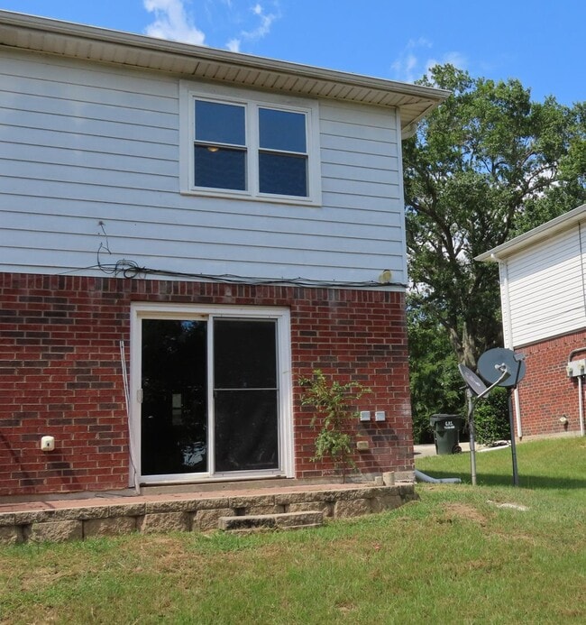 Building Photo - Quaint 2 Bedroom 1.5 Bath in a Country Set...