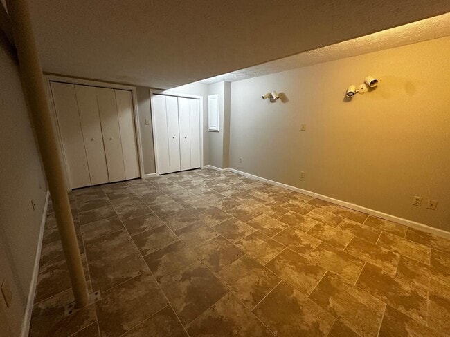 Building Photo - 3503 Lakeside Ct
