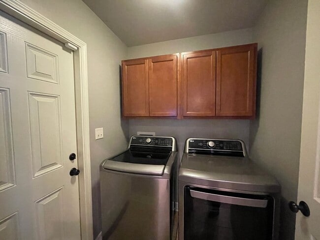 Building Photo - Riverbrooke Subdivision Beauty! Move in Ready!