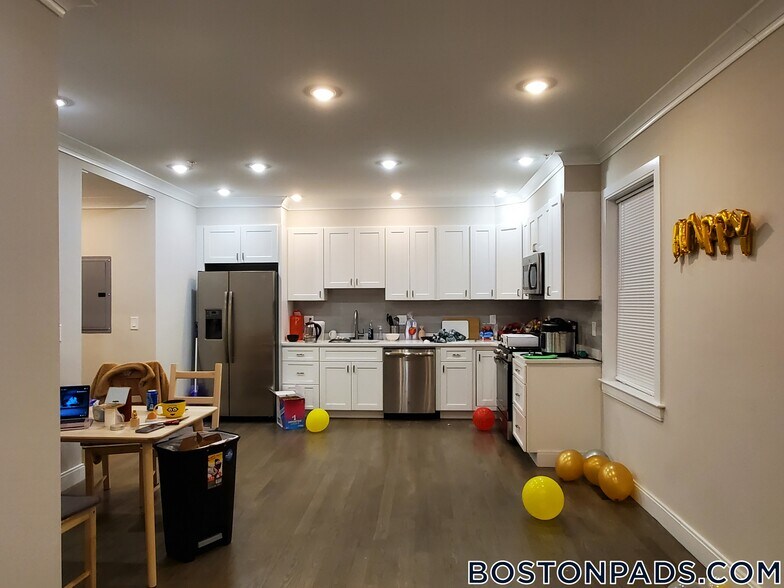 Building Photo - 79 Linden St