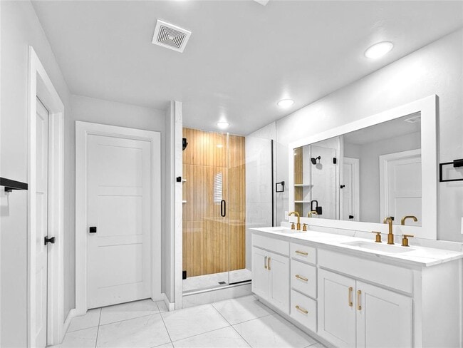 Building Photo - 2608 Crescent Ave