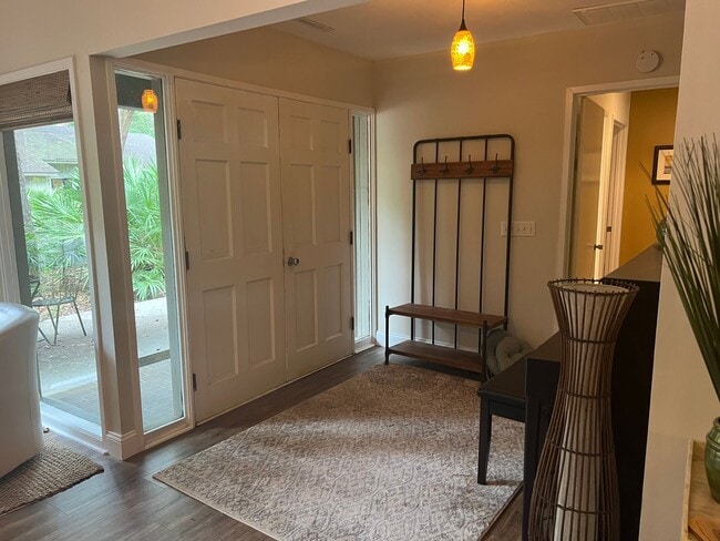 Building Photo - Walk to the beach from this 2BR FURNISHED ...