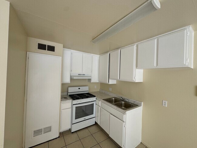 Building Photo - 13750 Vanowen St