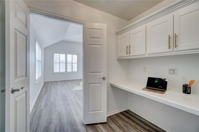 Building Photo - Absolutely Adorable, 2 bed, 2 bath, 2 car ...