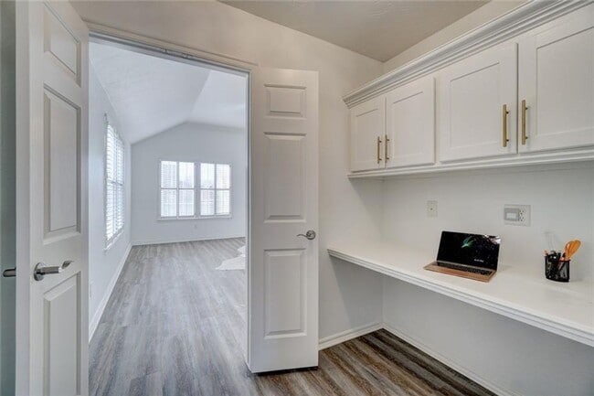 Building Photo - Absolutely Adorable, 2 bed, 2 bath, 2 car + study