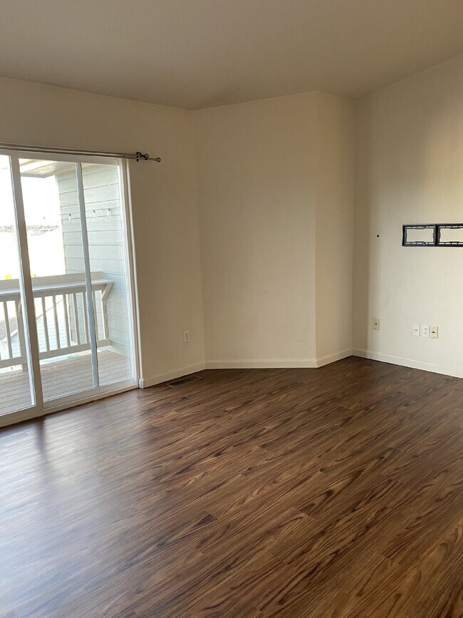 Building Photo - 2 Bedroom - Monetrey