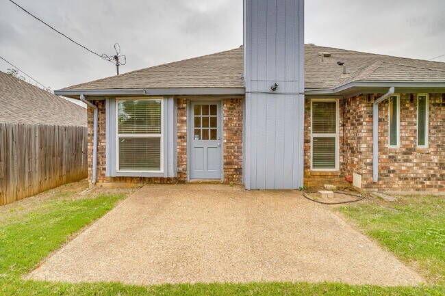 Building Photo - Charming, updating 3 bedroom home in east Fort Worth