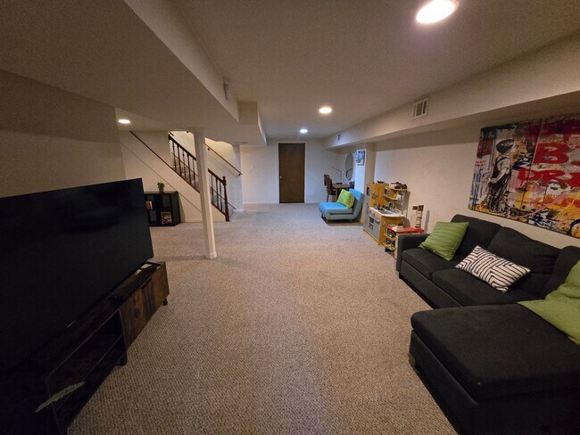 Building Photo - Stunning 4Bed 2bath House in Point Breeze!...