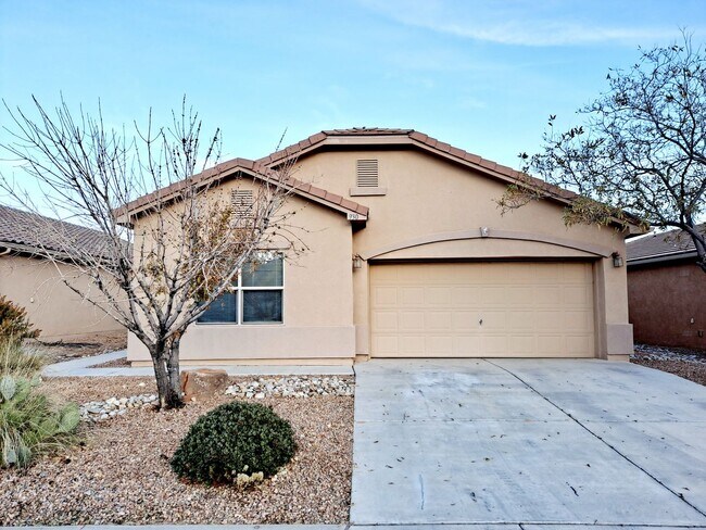 Building Photo - MOVE IN SPECIAL! 1/2 off 2nd months rent! Cute 3 bed, 2 bath home in Huning Ranch