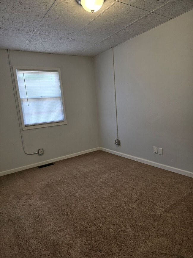 Building Photo - 2 Bedroom 1 Bath Unit in Triplex