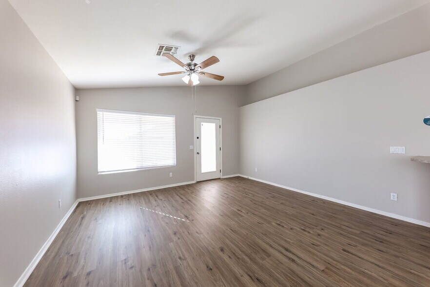 Building Photo - 8019 W Alex Ave