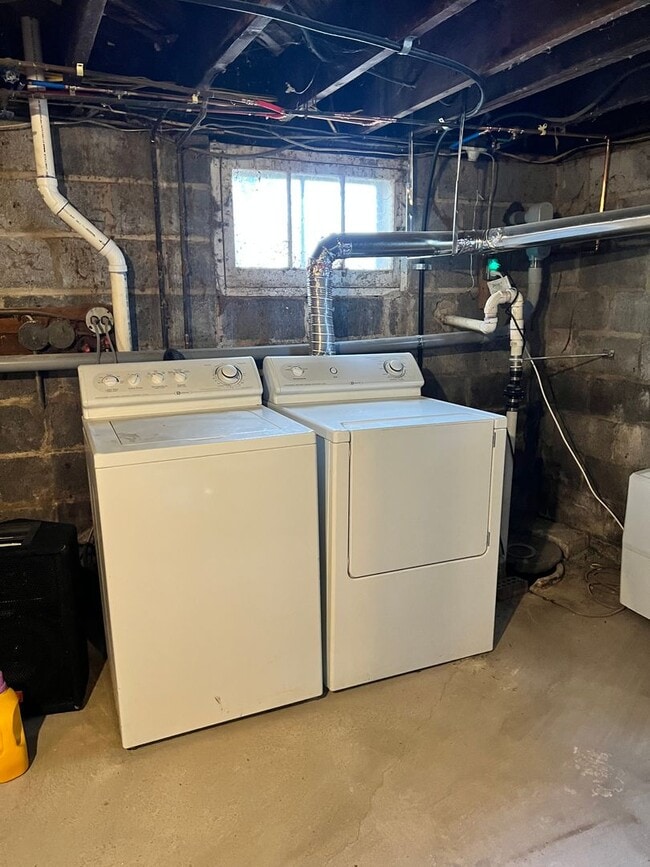 Building Photo - Pennington Rd, Ewing, NJ – 6BR / 2BA. Large single-family home near TCNJ with spacious driveway