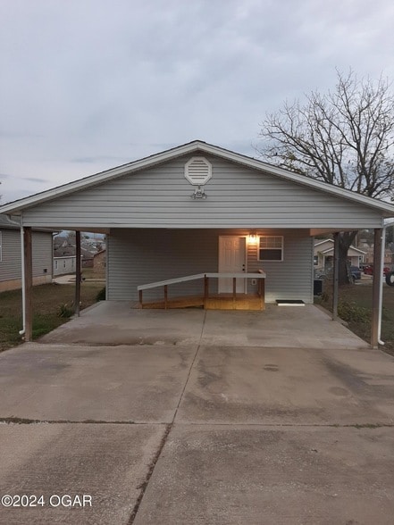 Building Photo - 2315 Bird Ave