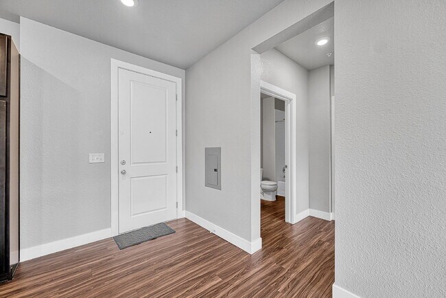 Building Photo - $1,775 - 2 Bed, 2 Bath Condo in Aurora with Central AC, and In Unit Laundry!