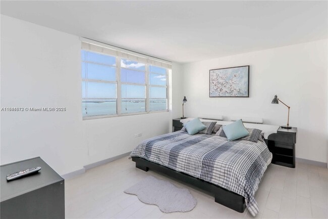 Building Photo - 999 Brickell Bay Dr