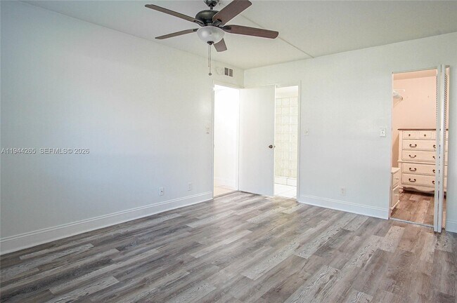 Building Photo - 606 Gardens Dr