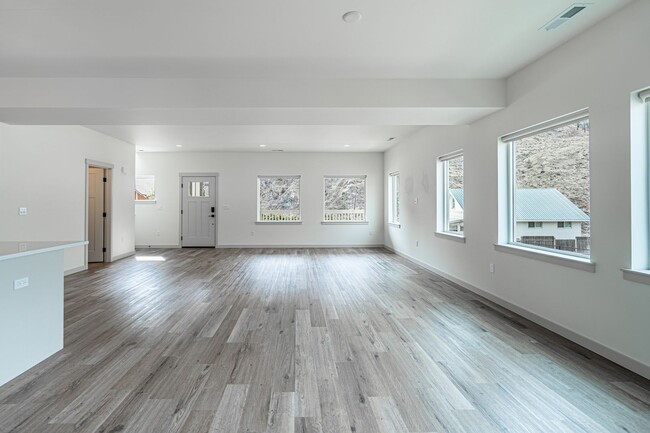 Building Photo - Newer Construction! 3 bed/2.5 bath, double garage, central heat/air, VIEWS!