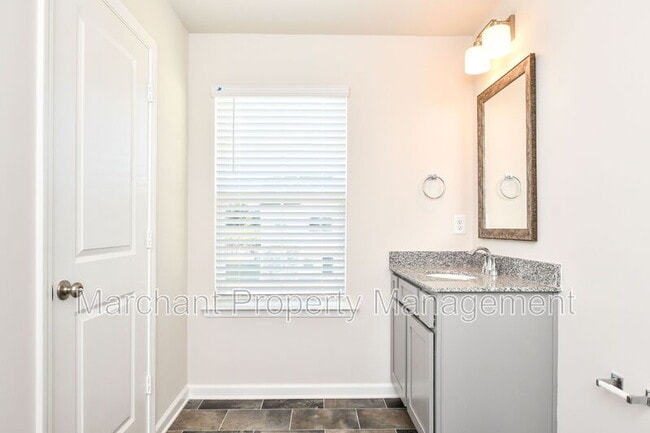 Building Photo - 27 English Ct