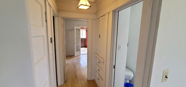 Building Photo - Glendale Awaits You