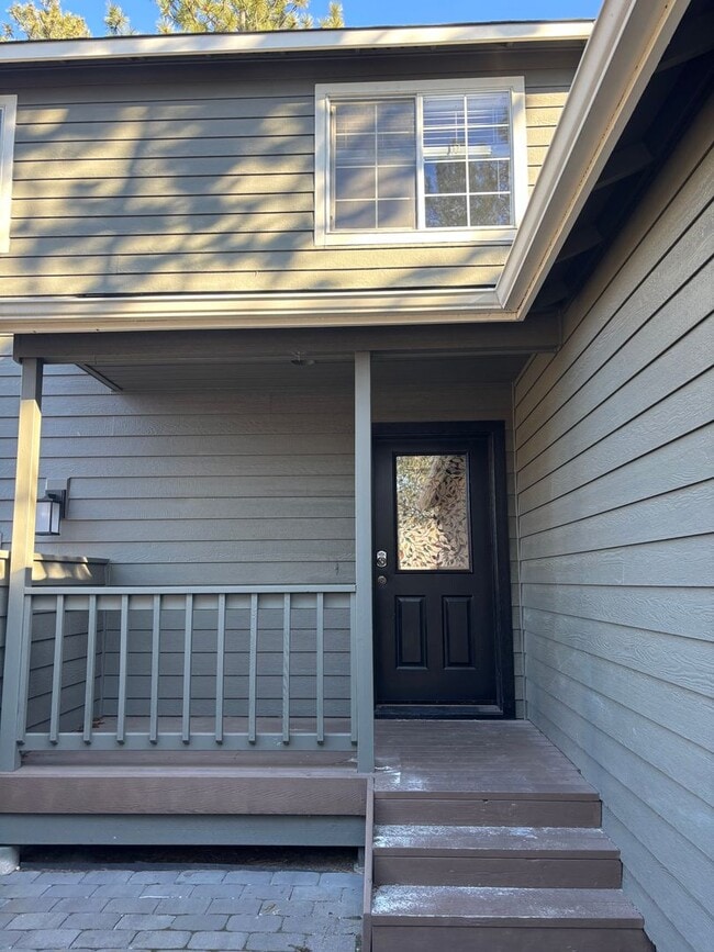 Building Photo - 3 BR/2.5 BA Townhouse