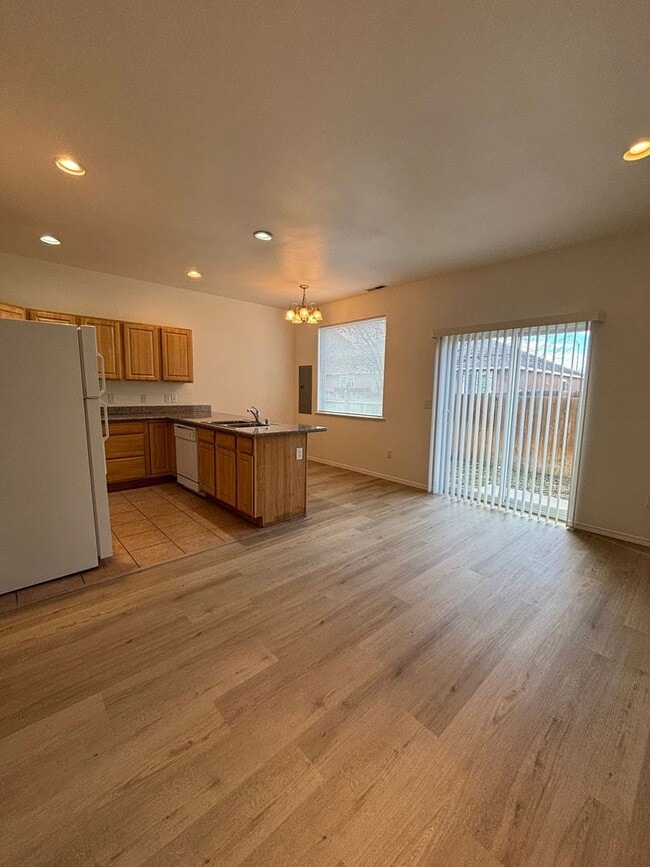 Building Photo - Pet Friendly 3 bedroom Townhouse!