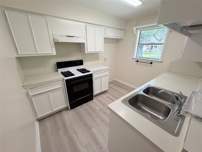 Building Photo - 2220 Ripple Creek Dr
