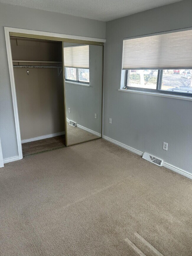 Building Photo - Available NOW! Cosy duplex in Potter Highlands!