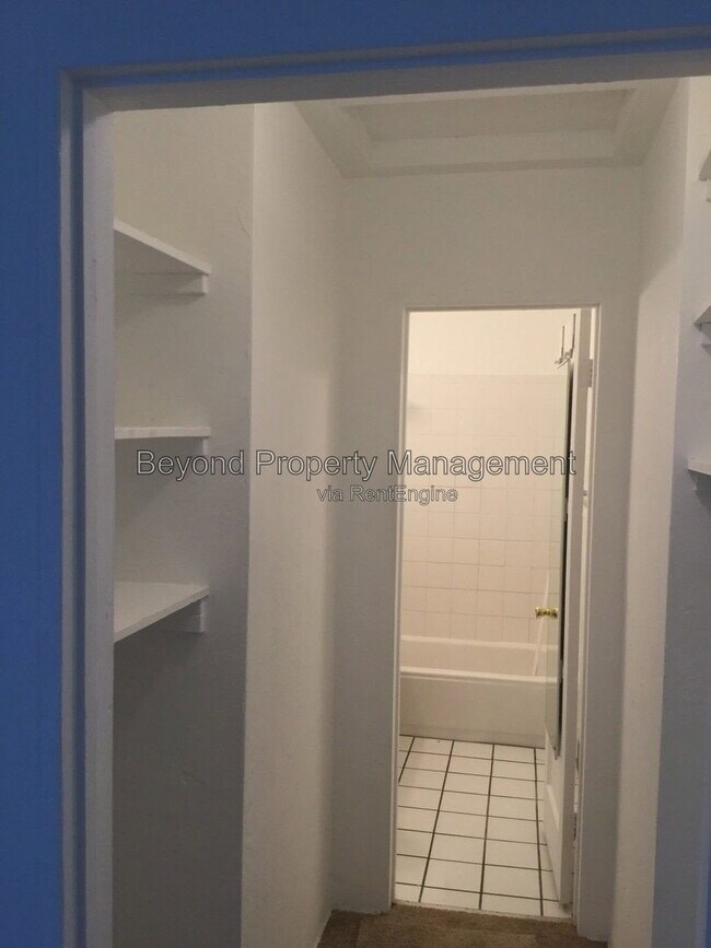 Building Photo - 2153 Drescher St