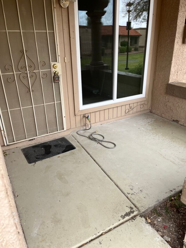 Building Photo - **STUNNING RENOVATED 2 BEDROOM/2 BATHROOM ...