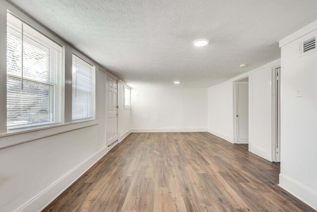 Building Photo - Newly Renovated 2bd/1ba Apt Unit at Charmi...