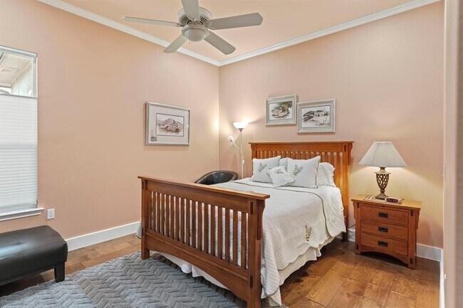 Building Photo - 121 Vinca Dr