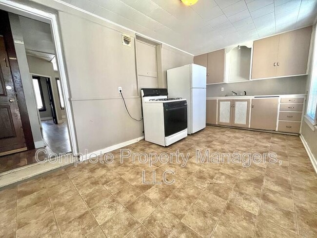 Building Photo - 326 E Washington St