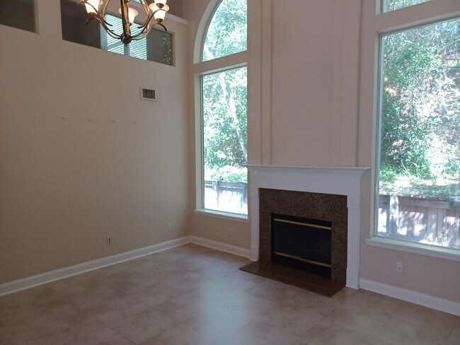 Building Photo - Gorgeous 3 BR 2 BA Lake View Rental