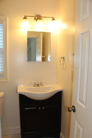 Building Photo - 911 N Fillmore St