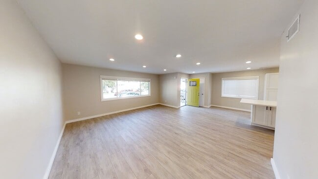 Building Photo - 7 BD, 3 BR. Spacious Yard!!