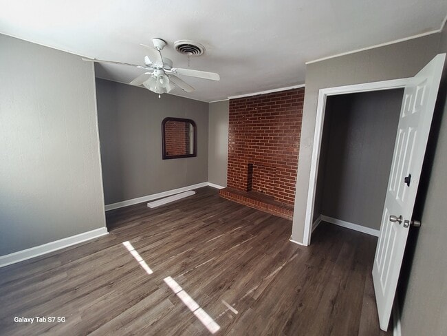 Building Photo - Morris