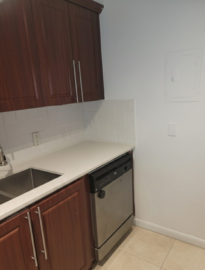 Building Photo - 13455 NE 10th Ave