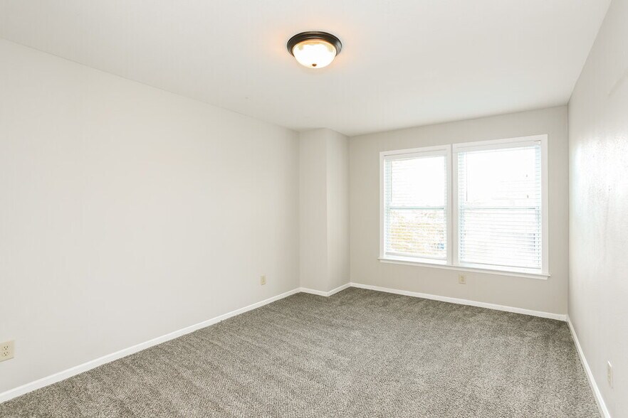 Building Photo - 10718 Pavilion Dr