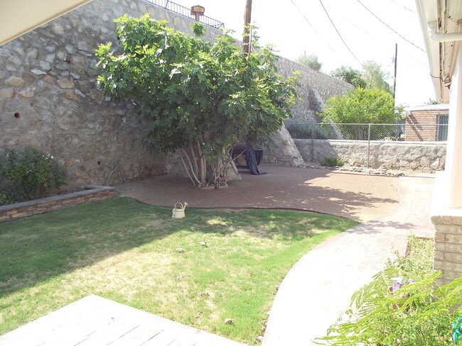 Building Photo - Northeast El Paso 3 Bed Refrig A/C w/Mount...