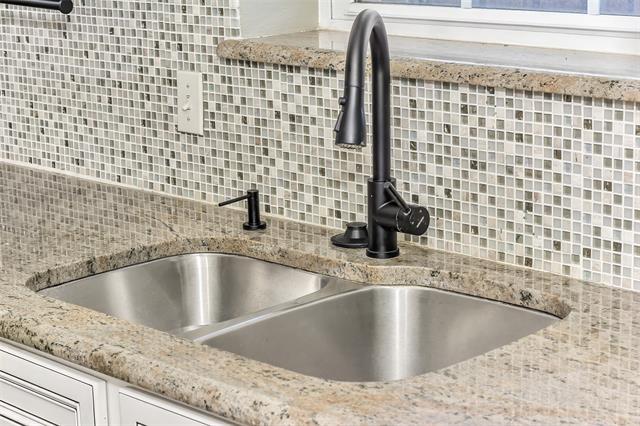 Building Photo - 7906 Royal Ln