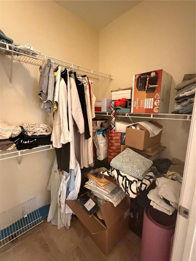 Building Photo - 860 N Orange Ave