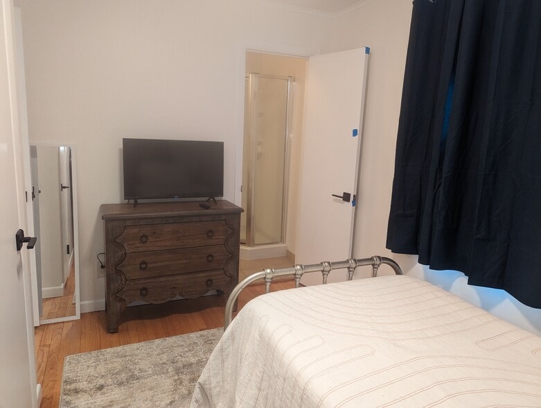 Building Photo - 212 Dewey St