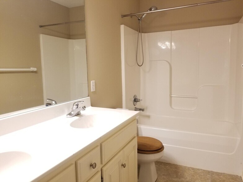 Building Photo - 5701 NE Hidden Meadow Dr