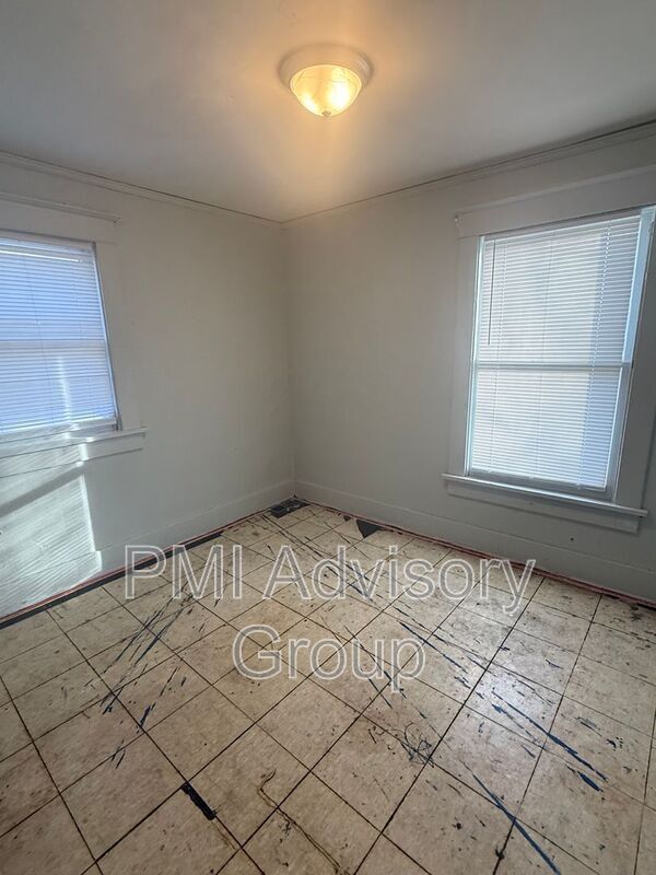 Building Photo - 1323 SW Garfield Ave