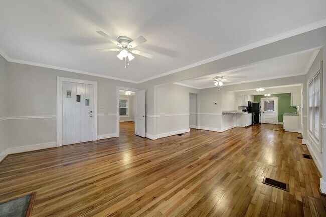 Building Photo - Lovely Brick Ranch Home Close to Uptown Ch...