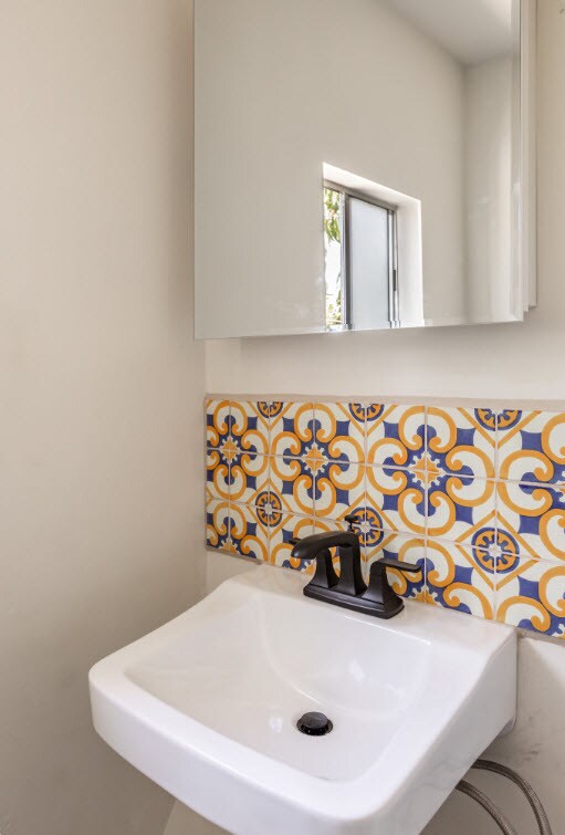 Upstairs Bathroom 2 - 1005 Calzona St
