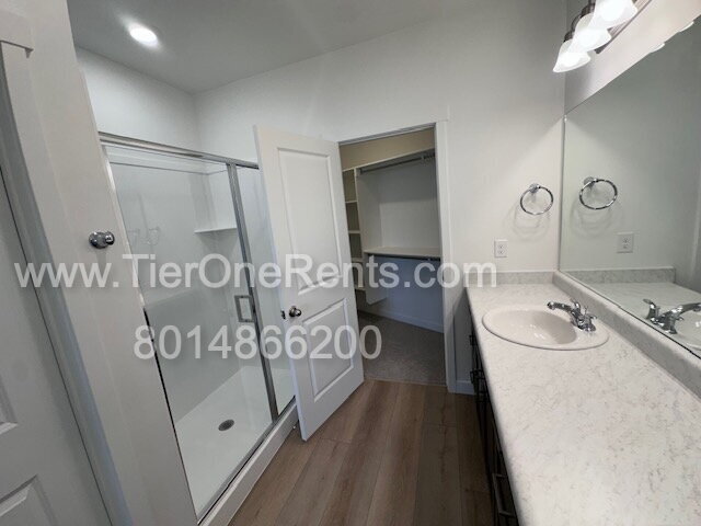 Building Photo - Move-in special:  First month's rent free!